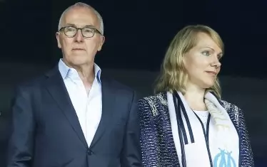 Франк Маккорт (вляво) придоби собствеността над "Олимпик" (Марсилия) чрез компанията си McCourt Global през 2016 г. от Маргарита Луи-Драйфус.