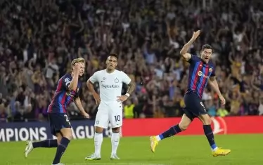 Полският голмайстор на "Барселона" Роберт Левандовски (вдясно) иска да вдигне духа на съиграчи и фенове, след като е отбелязал за 2:2 срещу "Интер".