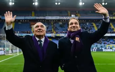 Собственикът на "Фиорентина Роко Комисо (вляво) и синът му Джоузеф поздравяват привържениците на отбора.