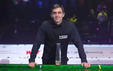 Ракетата позира с шампионския трофей в Хонконг - своята 78-а титла в професионалната кариера.