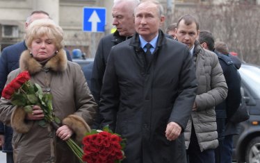 Майката на Ксения - сенаторката Людмила Наусова, и Владимир Путин поднесоха цветя на паметника на Анатолий Собчак в Петербург през 2020 г.