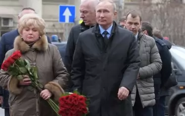 Майката на Ксения - сенаторката Людмила Наусова, и Владимир Путин поднесоха цветя на паметника на Анатолий Собчак в Петербург през 2020 г.