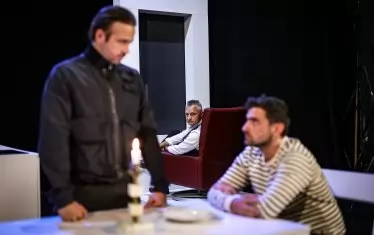 Авторът Захари Карабашлиев наблюдава репетиция на актьорите.