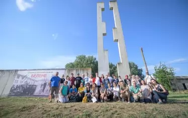  Всяка година лятно училище за младежи се опитва да ги запознае с миналото, за да не повтарят ужасите в бъдещето