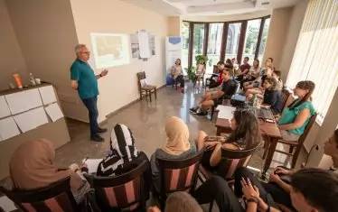 Интерес проявяват младежи с различен профил - някои идват от семейства на бивши членове на БКП, други имат роднини, които са били политически затворници, трети са просто любопитни