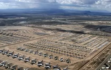 Изоставени самолети, крило до крило.