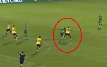 Ситуацията, заради която бе отменен гол на "Ботев" (Пд) срещу "Лудогорец". Интересното е, че при подобни влизания бяха зачетени попадения на разградчани - срещу "Берое" и срещу "Септември" (Сф).