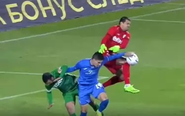 Има или няма игра с ръка на Илиян Стефанов ("Левски") при гола му срещу "Берое" - това остана само като дъвка за феновете, защото VAR не се сезира в тази ситуация, въпреки съмненията.