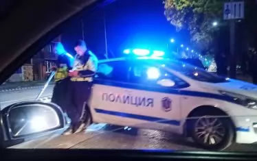  Униформните засега не се месят и само пренасочват движението, което води до огромни задръствания. а се опитва да ограничи задръстванията, като отцепва по-широк периметър. 