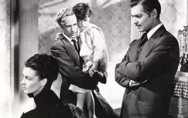  Мики Кун в най-известния си филм с "баща си" Лесли Хауърд и Кларк Гейбъл (вдясно).