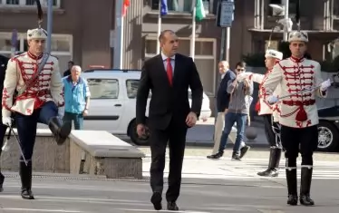 Радев вече не играе срещу мафията и Гешев. 