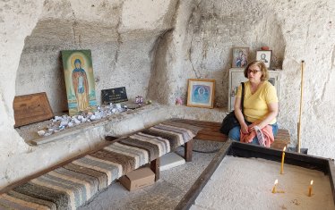 Скалната ниша, която е служела за легло на св. Димитър Бесарбовски.