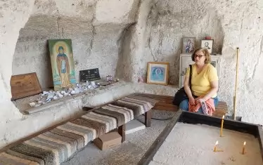 Скалната ниша, която е служела за легло на св. Димитър Бесарбовски.