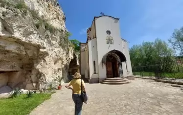 Новата църква под скалния манастир е реставрирана през 2016 г.