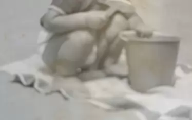 Малкото момче отрано проявява любовта си към музиката.