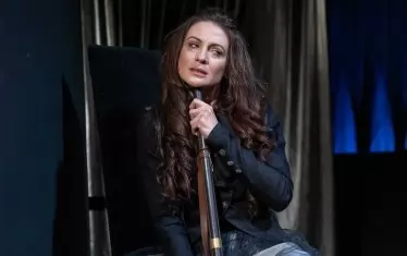 Диана Димитрова като Луиза дьо Ренал.