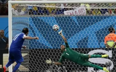 Вратарят на Коста Рика Кейлор Навас отразява изстрела на Теофанис Гекас при последната дузпа в 1/8-финала от Мондиал `14 в Бразилия.