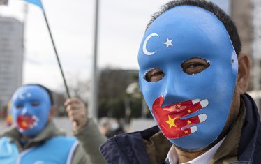 Тибетски и уйгурски протестиращи пред сградата на ООН в Женева, Швейцария.