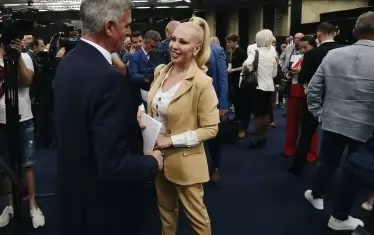 Луна хем е почитателка на Стефан Янев, хем се кандидатира сама за депутат - "хибридни" са и симпатизантите на БВ, и поведението на партията. 