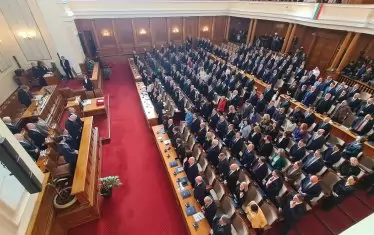  Мечтата на поета - всички в единен строй подкрепят правителство на малцинството.