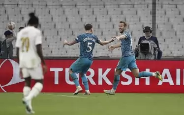 Капитанът на "Тотнъм" Хари Кейн (вдясно) и авторът на втория гол Пиер-Емил Хьойберг (№5) още не могат да повярват, че са осъществили пълен обрат на "Стад Велодром" в Марсилия.