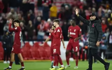 Треньорът Юрген Клоп и футболистите на "Ливърпул" поздравяват публиката на ст. "Анфилд" след изстрадания успех срещу "Наполи".