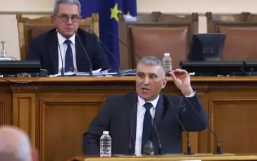 Ивелин Първанов от "Възраждане" пък допълнително засили драматичния ефект, като показа от трибуната части от граната.