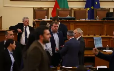 Депутатите дълго не можаха да се успокоят.