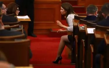 Искра Михайлова (вдясно) прочете декларацията на "Възраждане", която започна разпрата.