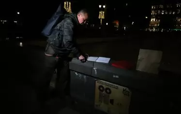 Валери Йорданов с подписката пред Народния театър.