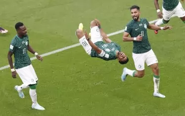 Салем ал Даусари увенчава зрелищния си гол срещу Аржентина с ефектно салто.