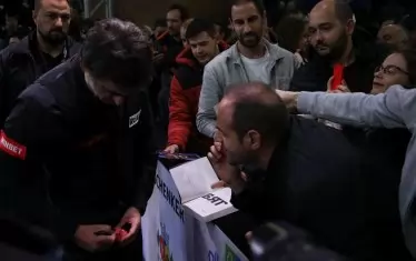 Десетки фенове обградиха Ракетата за автографи.