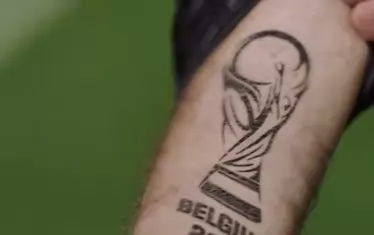 Моментът, в който белгийският крал показва временната си татуировка на Роберто Мартинес.