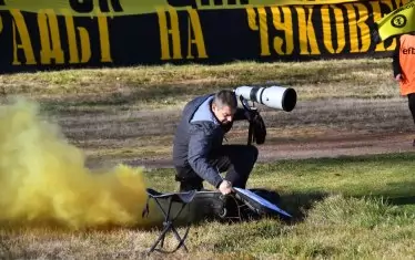 Димка, метната от агитката на "Миньор" (Пк), падна опасно близо до фотограф по време на мача и по чудо не го нарани.