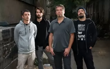 С останалите музиканти от Der Hunds.