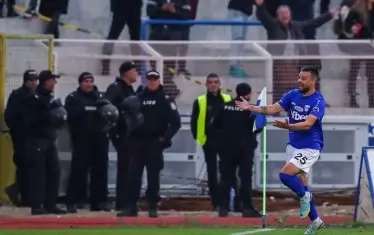 Защитникът на "Спартак 1918" (Вн) Пламен Димов, бивш играч на "Левски", ликува след гола си, с който резултатът стана 2:2.