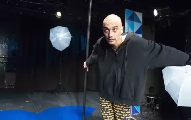 Ованес Торосян в сцена от моноспектакъла "Тигър и дракон".