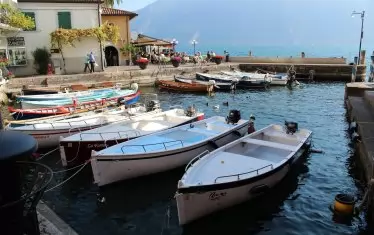 До 1932 г. в селото се е стигало само с лодка.