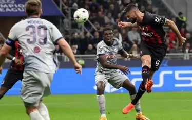 Френският нападател на "Милан" Оливие Жиру (вдясно) бележи първия от двата си гола срещу "Ред Бул Залцбург".