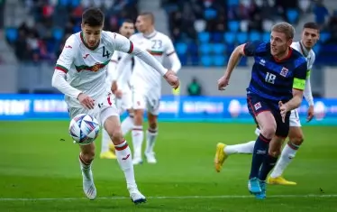 Халфът на "Вердер" Илия Груев-младши (вляво) е един от новите стълбове в националния отбор на България.