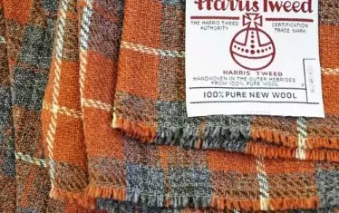 Защитен с парламентарен акт и с кралска гаранция, "Харис Туид"  и днес се тъче само на ръка.