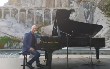  Виртуозен и на пианото.