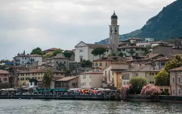 Още от Ренесанса бреговете на езерото Гарда са били предпочитано от аристокрацията място за отмора.