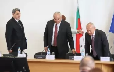 Главният секретар на МВР и вътрешният министър засега оцеляват, и то единствено, защото са удобни фигури за президента.