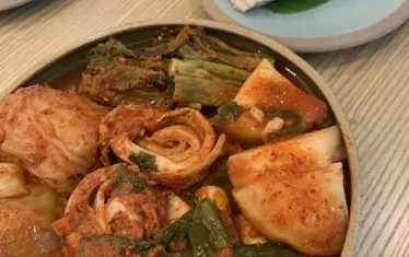 В градините на двореца „Чангдоккунг“.