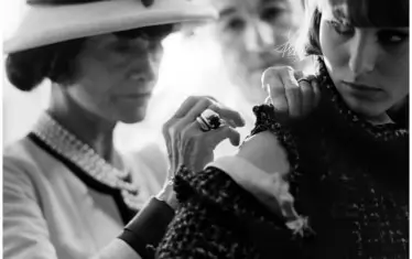  Коко Шанел се влюбва в туида, който я вдъхновява за известните сака. 