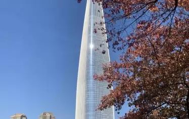 Гледка към източен Сеул от върха на планината Пукхансан.