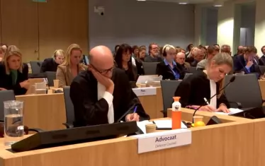 Адвокати си водеха бележки, защото знаят, че това няма да е краят на съдебната сага