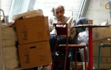 Мехран на "Шарл де Гол" през 2005 г. По това време френската държава отдавна му е дала статут на бежанец, но той все ще не иска да напусне летището.