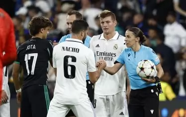 Футболистите на "Реал" Начо Фернандес (№6) и Тони Кроос поздравяват френската реферка Стефани Фрапар, която ръководи двубоя срещу "Селтик", който мадридчани спечелиха с 5:1.